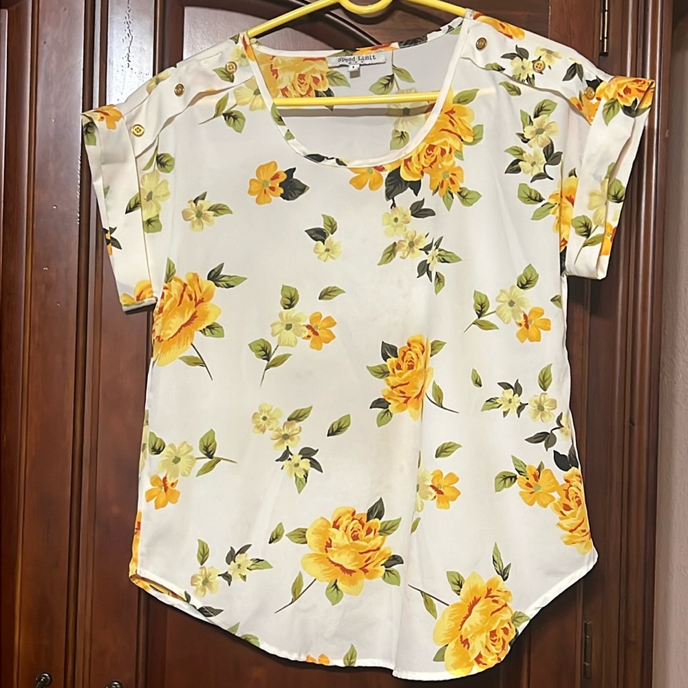 NEW w/o tags SPEED LIMIT MPH floral top Size L